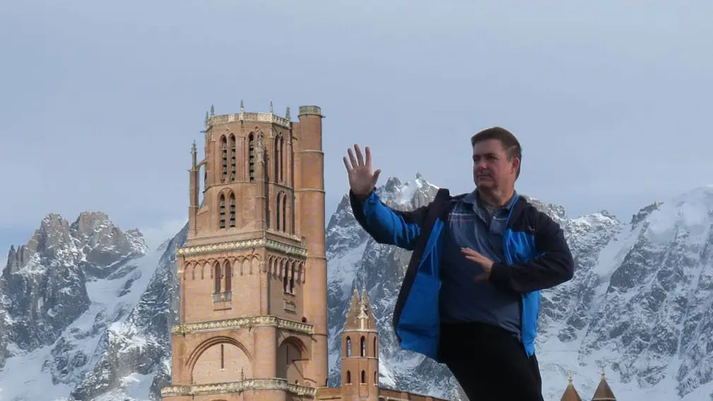 Ian Sinclair face à la cathédrale d'Albi.